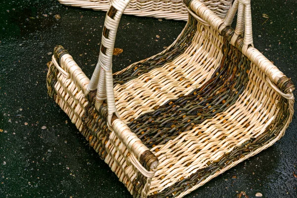集市上不同寻常的柳条筐 是用天然材料做成的特写 — 图库照片