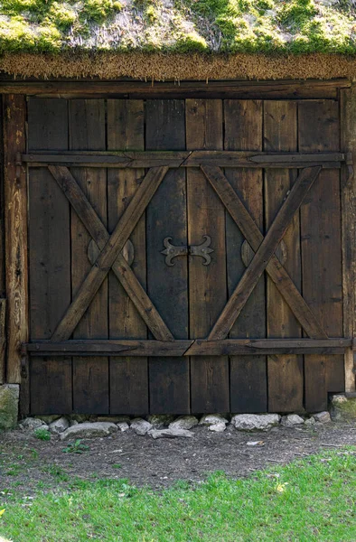 Büyük Ahşap Kapılar Eski Bir Mülkün Parçası — Stok fotoğraf