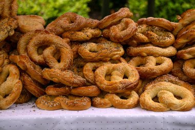 Çeşitli tohumlar serpiştirilmiş taze ev yapımı yumuşak krakerler.