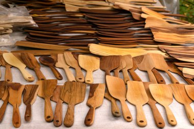 Ahşap el sanatları, mutfak gereçleri fuarın tezgahına oyulmuş.