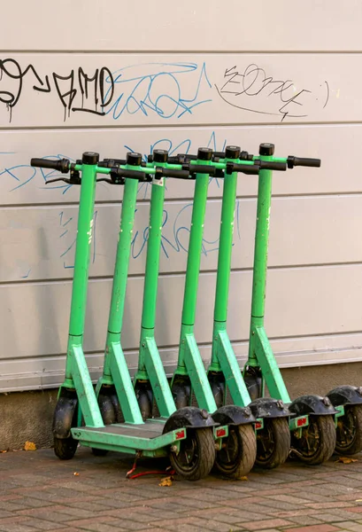 Seis Scooters Eléctricos Estacionados Parque Cerca Una Pared — Foto de Stock
