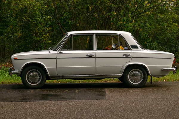 Een Oude Veertig Jaar Oude Witte Auto Historisch Sovjet Erfgoed — Stockfoto