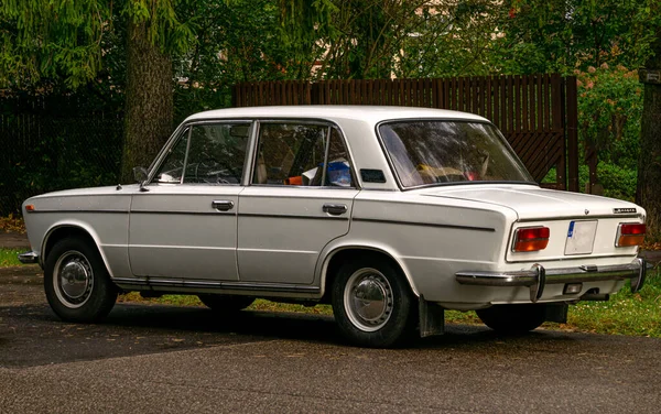 Velho Carro Branco Quarenta Anos Património Histórico Soviético — Fotografia de Stock