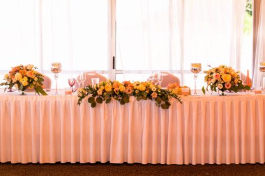 Şehir parkında düğün kutlaması için hazırlanıyor.