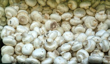 Marketteki bir kutuda beyaz şampiyonlar