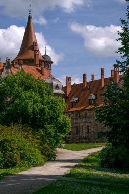 Cesvaine Şatosu, Letonya 'da yenilenmiş neo-gotik bir bina, karmaşık mimarisi ve zengin bir tarihi var.