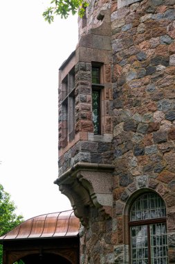Eski bir şatoda balkon restore edilmiş. Letonya 'nın Cesvaine kenti