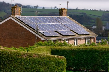 İlkbaharda Crediton 'da bir evin çatısındaki güneş panelleri, Devon, İngiltere, Avrupa