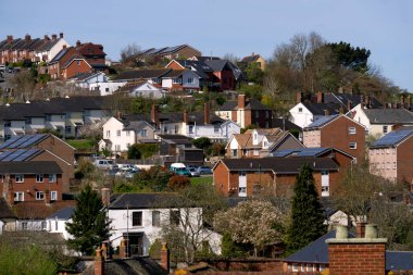 Crediton 'daki geleneksel evlerin blokları. Baharın başlarında, Devon, İngiltere, Avrupa