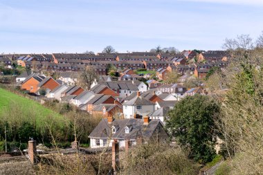 Crediton 'daki geleneksel evlerin blokları. Baharın başlarında, Devon, İngiltere, Avrupa