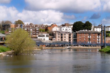 Exeter 'deki nehir kıyısındaki eski evler, Devon, İngiltere