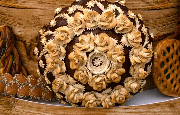 Geleneksel ekmek somunları, güzelce dekore edilmiş.