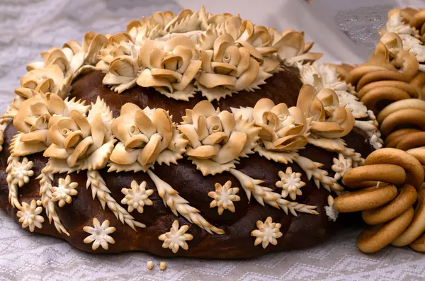 Geleneksel ekmek somunları, güzelce dekore edilmiş.