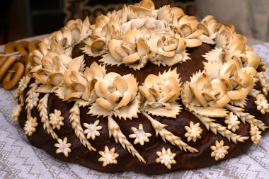 Geleneksel ekmek somunları, güzelce dekore edilmiş.