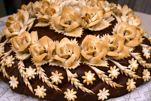 Geleneksel ekmek somunları, güzelce dekore edilmiş.