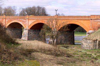 Letonya 'nın Kuldiga kasabası yakınlarındaki eski bir tuğla köprü.