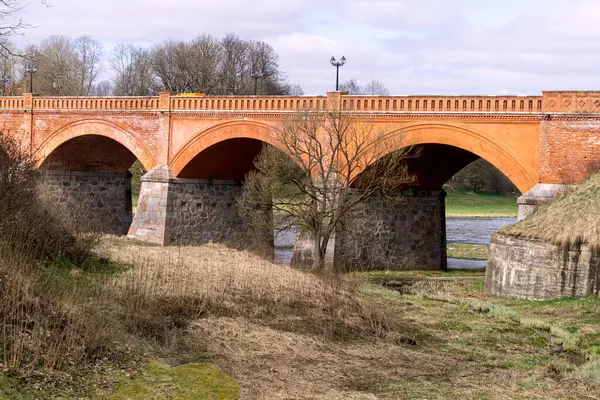 Letonya 'nın Kuldiga kasabası yakınlarındaki eski bir tuğla köprü.
