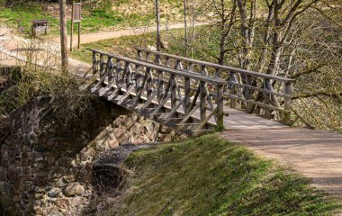 Demir parmaklıklarda demir kilitleri olan eski ahşap köprü, ilkbaharın başlarında