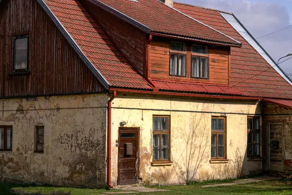 Kuldiga, 2025 'te Letonya' da harap olmuş eski bir ev.