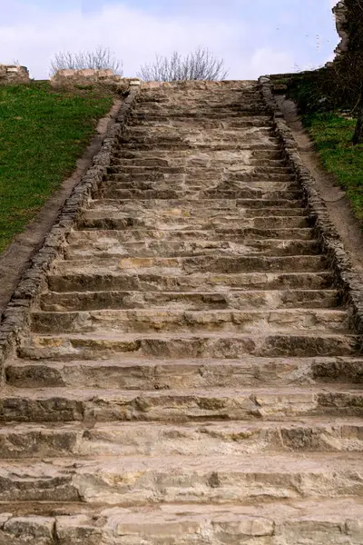 Dolomitten yapılmış eski taş merdiven.