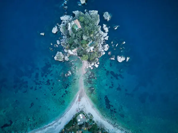 Turkuaz su ve beyaz kumla güzel tropikal plajın havadan görünüşü. yaz konsepti.