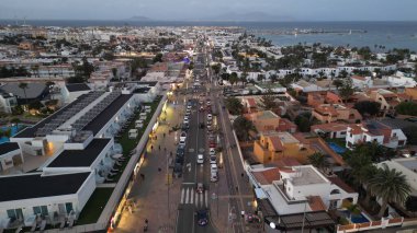  Fuerteventura Corralejo şehri gece vakti yukarıdan 