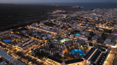  Fuerteventura Corralejo şehri gece vakti yukarıdan 