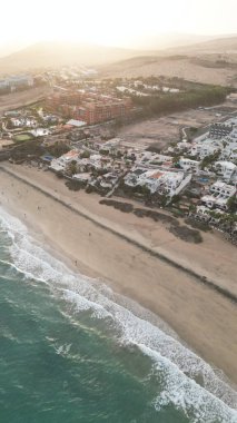 Akşamları İspanya okyanusunun kumsalının hava aracı görüntüsü..