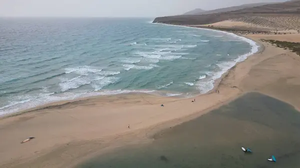 Güzel deniz manzarası ve kumsal.