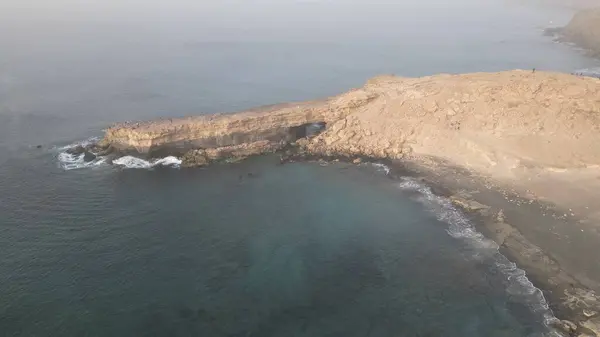 Fuerteventura kayaların ve okyanusun üst manzarası, sahil