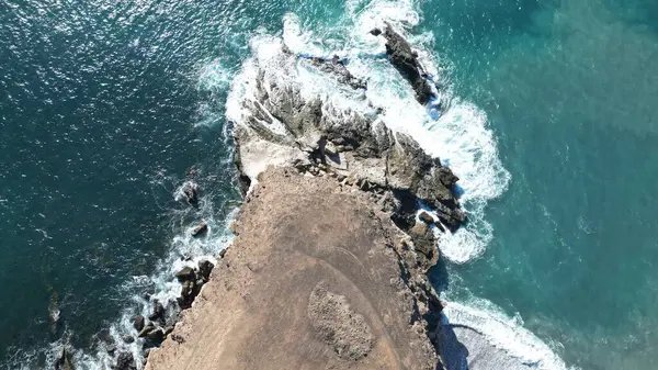 Fuerteventura kayaların ve okyanusun üst manzarası, sahil