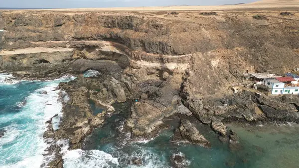 Fuerteventura kayaların ve okyanusun üst manzarası, sahil