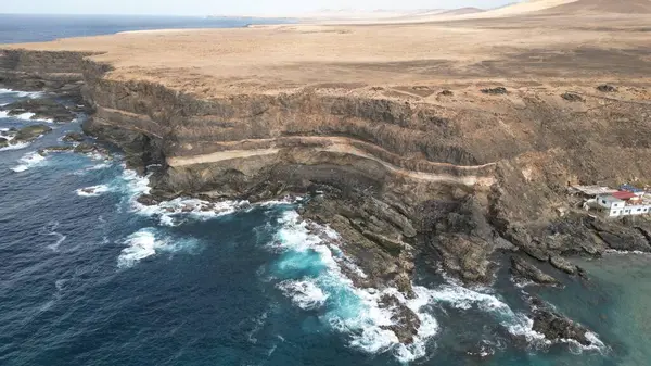 Fuerteventura kayaların ve okyanusun üst manzarası, sahil