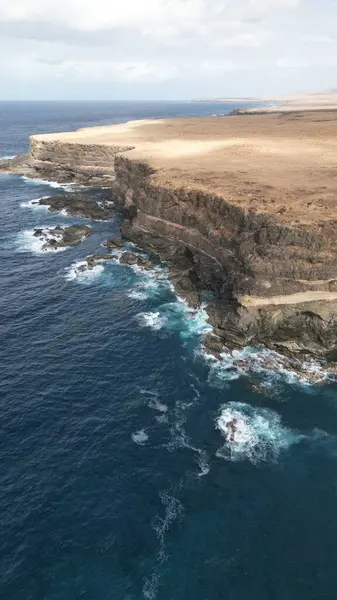 Fuerteventura kayaların ve okyanusun üst manzarası, sahil
