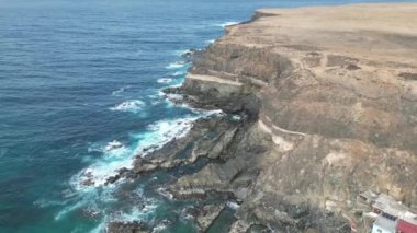 Deniz kıyısındaki kayalıkların manzarası