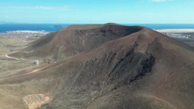 Dağların ve denizin manzarası