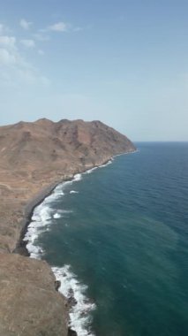 Deniz manzarası ve dağlar