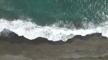 Büyük dalgalı güzel deniz ve sahil manzarası. yaz günü