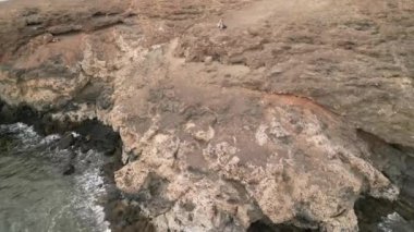 Sabahları dağ manzarasının havadan görüntüsü.