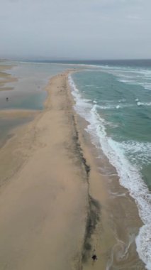 Güzel sahil ve denizin havadan görünüşü