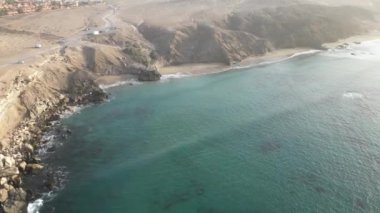 Sahilin dalgalı ve taşlı havadan çekilmiş fotoğrafı.