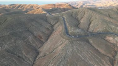 Çöldeki bir dağ yolunun havadan görünüşü.
