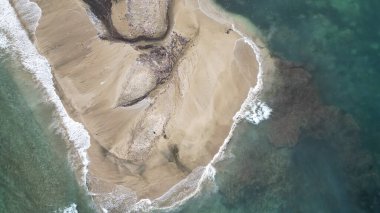 Sahilin ve denizin havadan görünüşü