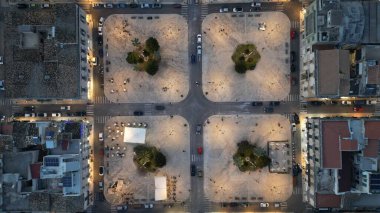Arabaları ve arabaları olan küçük bir kasabanın hava manzarası.