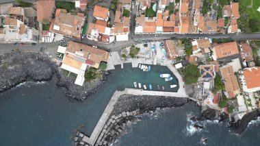 Atlantik Okyanusu 'ndaki Madeira Adası.