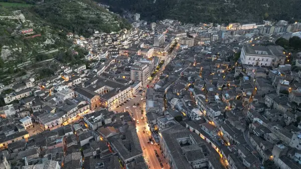 Akşamları eski kasabanın hava manzarası.