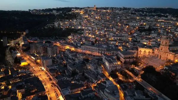 Enca, İspanya 'daki eski Cuenca kasabasının gece manzarası.
