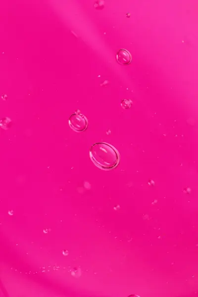 Pembe arka planda pembe su damlaları