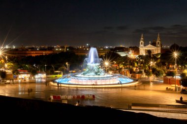 Gün batımının erken saatlerinde Valletta girişinde, ortada Triton çeşmesi var.