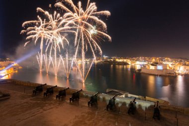 Malta Havai fişek Festivali 2023 Valletta limanında. Işıkların, renklerin ve müziğin bir gösterisi